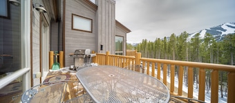 Best Value Luxury Townhome in Lakota across from Ski Resort, Private Hot Tub!