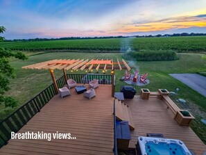 Outdoor spa tub - Amazing Wine-Country Retreat With Hot Tub (Niagara-on-the-Lake)