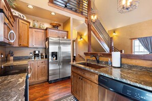 Kylskåp, mikrovågsugn, ugn och spishäll