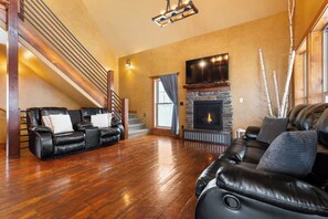 Smart-tv, eldstad och bordsfotboll