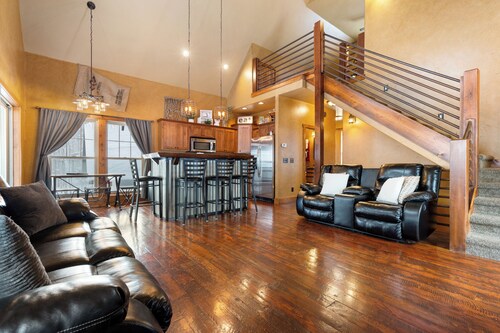 Twin Aspen-Lovely Terry Peak Cabin, Hot Tub, WiFi & AC