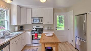 Geladeira, micro-ondas, fogão, cooktop