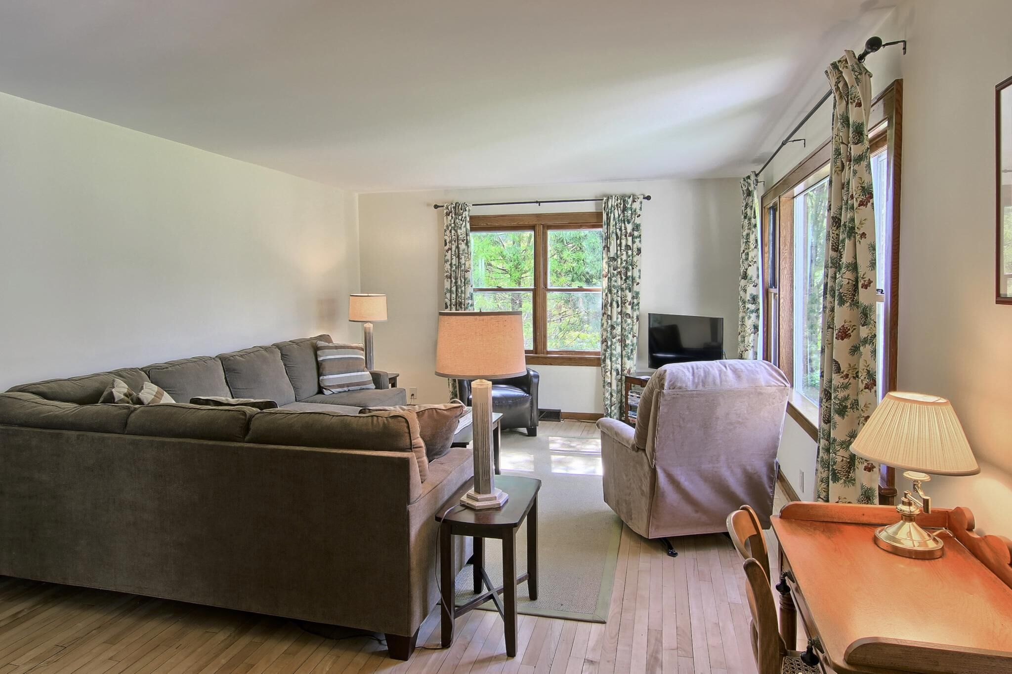 Leland Village River Front Beauty ~ Peaceful Neighborhood ~ Swim Off The Dock!