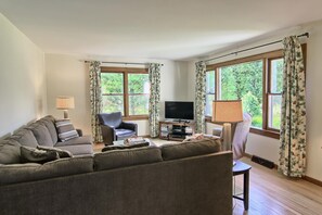 Smart-TV, DVD-spiller, bøker og filmbibliotek