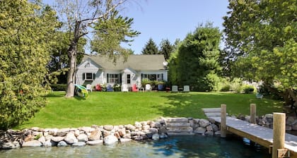 Leland Village River Front Beauty ~ Peaceful Neighborhood ~ Swim Off The Dock!