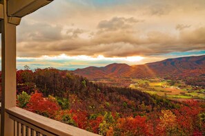 Property grounds - Tanasi Lodge | Wake Up to Top-of-the-World Views | 10BR | Sleeps 30 (Sevier County)