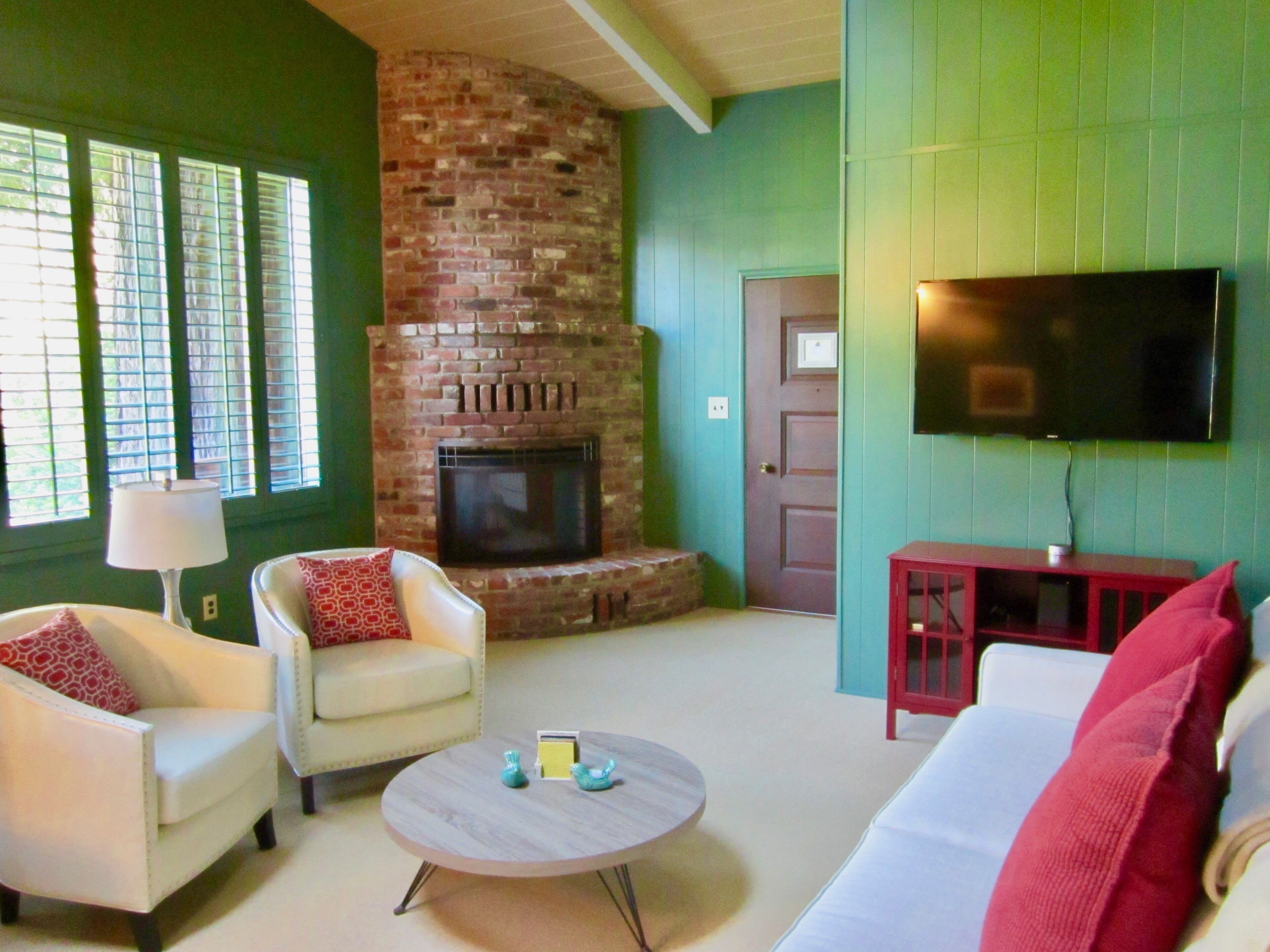 Russian River Beauty! Riverfront Vintage-Modern Fresh-Air Getaway, Sleeps 6-8