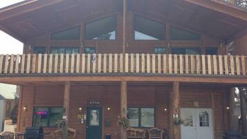 Cabin, Multiple Beds, Non Smoking, Courtyard View | Individually decorated, individually furnished, iron/ironing board