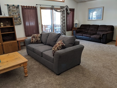 Cabaña, varias camas, no fumadores, vistas al patio | Sala de estar | Una televisión de pantalla plana. Columbine Cabins