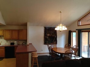 Deluxe Lodge Suite | In-room dining - Columbine Cabins (Grand Lake)