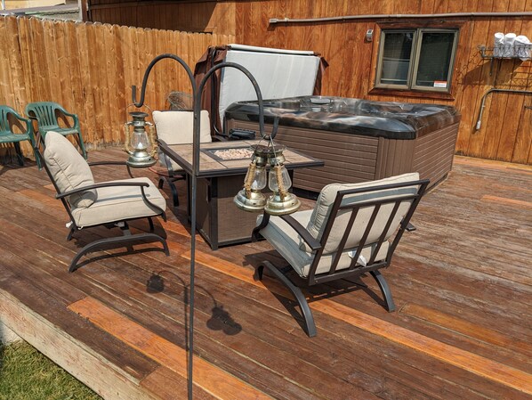 Outdoor spa tub - Columbine Cabins (Grand Lake)