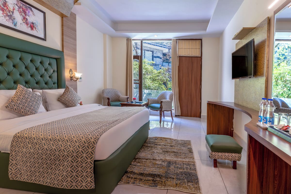 Luxury Room | Blackout drapes, iron/ironing board, rollaway beds, bed sheets