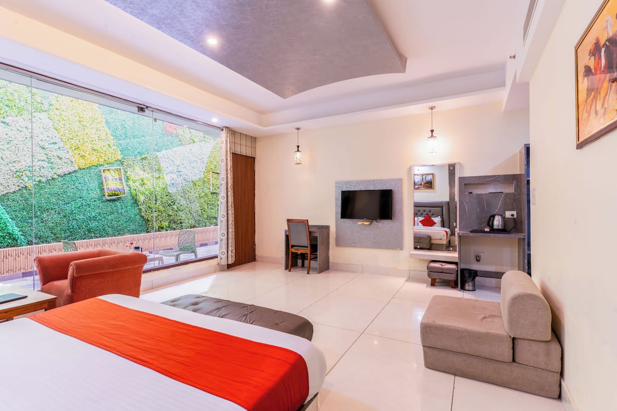 Deluxe Room, 1 Queen Bed, Non Smoking | Blackout drapes, iron/ironing board, rollaway beds, bed sheets