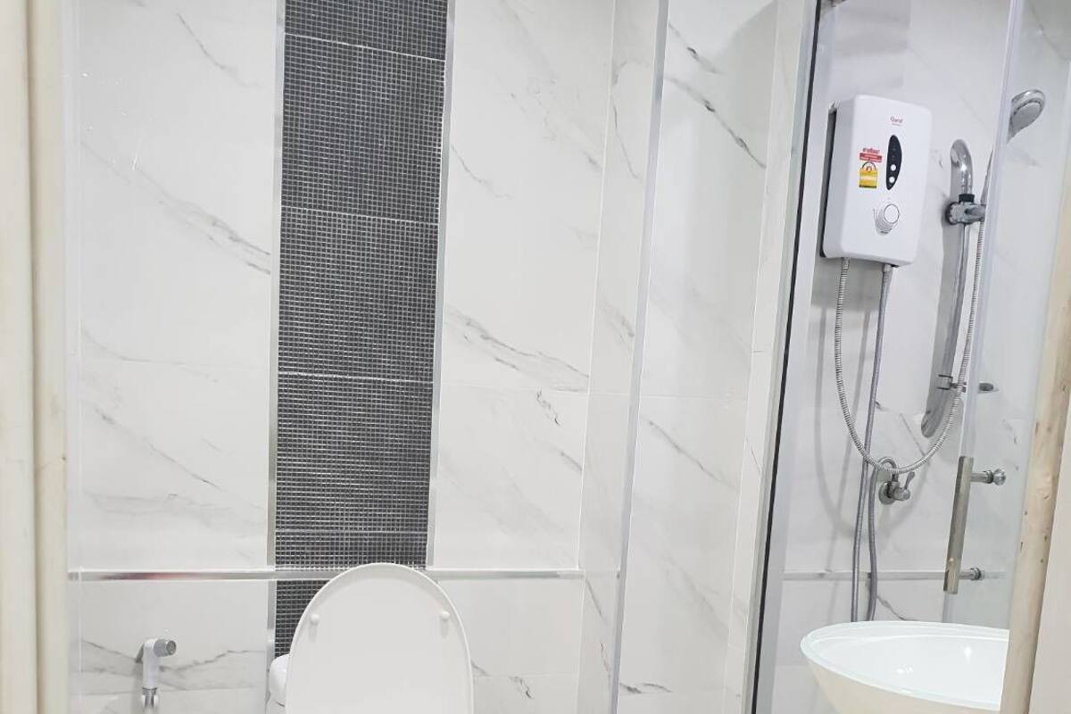 Regadera, amenidades de baño gratuitas, toallas
