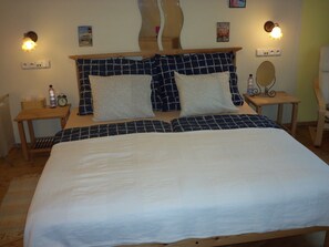 3 chambres, fer et planche à repasser, accès Internet, draps fournis