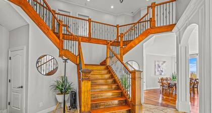 Huge home on 10 acres with Hot tub/Sauna & Privacy