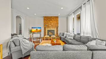 Una Smart TV, una chimenea, libros, una oficina