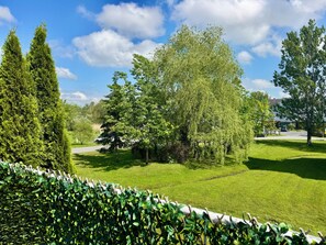 A well-maintained lawn, tall trees, and a clear sky. - Magog Lovely holiday home (Magog)