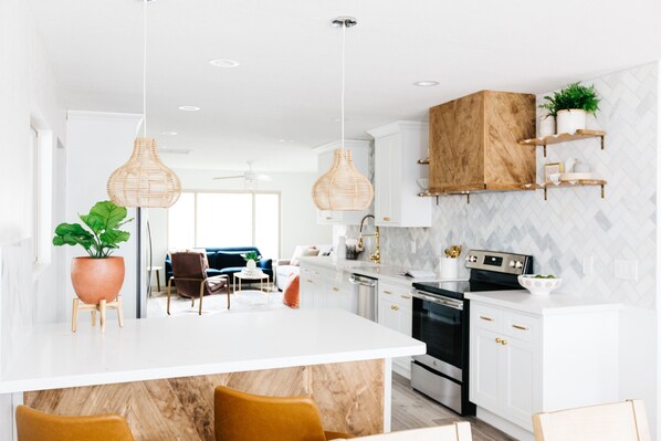 Fridge, microwave, oven, stovetop - Designer home, sleeps 16 + Large Yard + Heated Pool - 8 minutes to Old Town (Scottsdale)