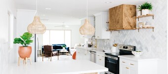 Designer home, sleeps 16 + Large Yard + Heated Pool - 8 minutes to Old Town