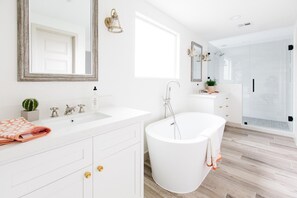 Hair dryer, towels, soap, shampoo - Designer home, sleeps 16 + Large Yard + Heated Pool - 8 minutes to Old Town  (Scottsdale)