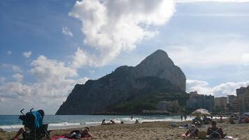 Ubicación cercana a la playa y toallas de playa
