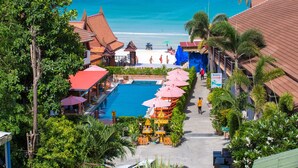 A resort with a swimming pool, beach, and tropical architecture. - Apartment By Sunrise Resort (Ko Pha-ngan)