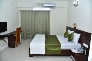 2 bedrooms, Egyptian cotton sheets, premium bedding, down comforters - Cian Suites (Bengaluru)