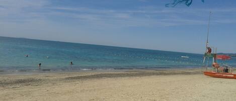 Una spiaggia nelle vicinanze