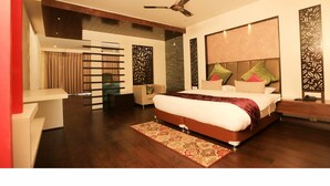 Un dormitorio moderno con una cama grande, un ventilador de techo y un panel decorativo en la pared.
