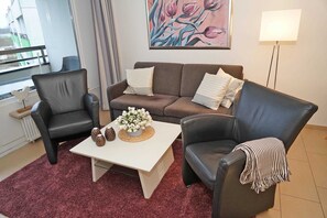TV - Vacation apartment with Baltic Sea view to the sunny side - - new bathroom with floor-level shower (Damp)