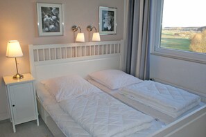2 bedrooms, travel crib
