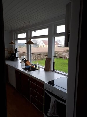 Jääkaappi, mikroaaltouuni, uuni, liesi
