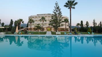 Una piscina al aire libre de temporada