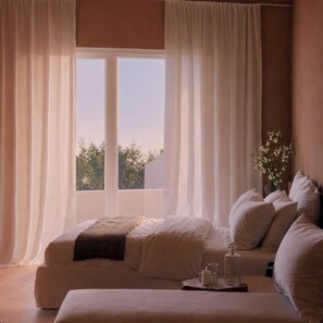 Honeymoon Studio Suite | Minibar, in-room safe, desk, laptop workspace - Regina Hotel (Kissamos)