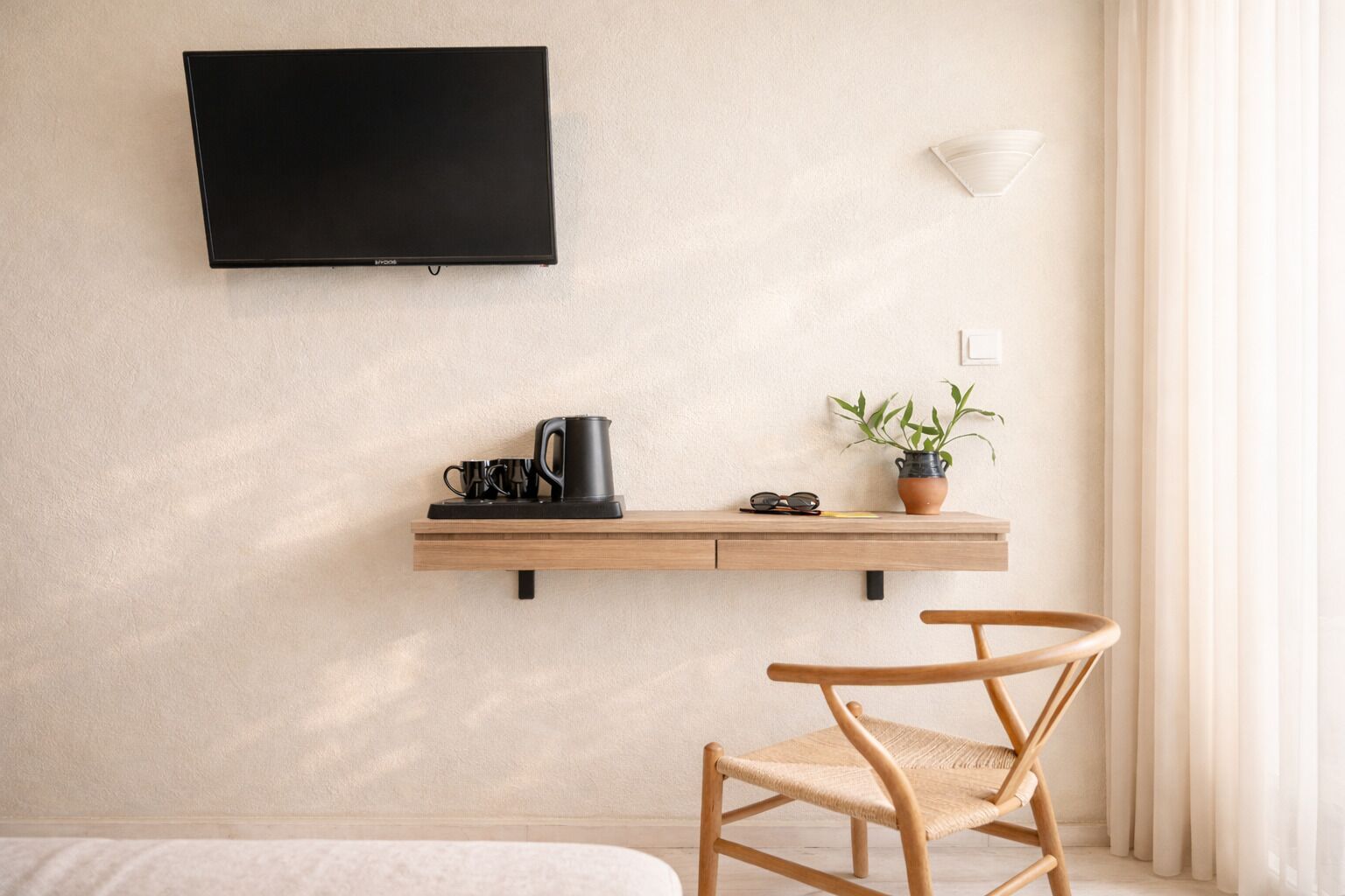 Habitación doble Deluxe | Minibar, caja de seguridad en la habitación y escritorio 