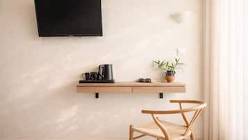 Habitación doble Deluxe | Minibar, caja de seguridad en la habitación y escritorio