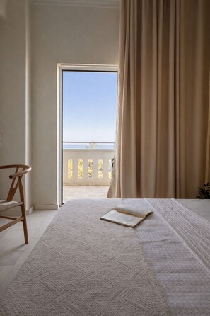 Minibar, in-room safe, desk, laptop workspace - Regina Hotel (Kissamos)