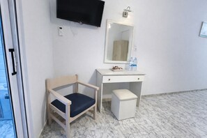 Double Room Mountain View | Minibar, safe på rommet, skrivebord og skrivebord for bærbar PC