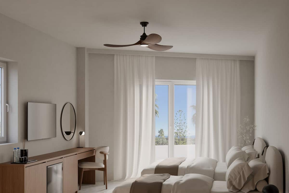 Studiosuite – grand | Safe på rommet, skrivebord og skrivebord for bærbar PC