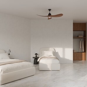 Ein modernes Schlafzimmer mit Bett, Nachttisch, Lampe und Deckenventilator.