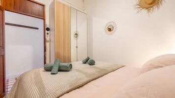 2 bedrooms, iron/ironing board, free WiFi, bed sheets