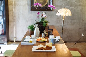 Traditional House | In-room dining