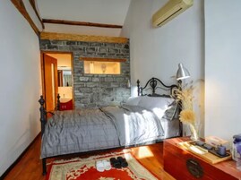 Design Triple Room | Desk, blackout drapes, free WiFi