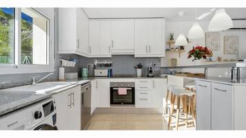 Een koelkast, een microgolfoven, een oven, een kookplaat