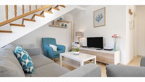 Smart-TV, DVD-spiller, bøker og stereoanlegg