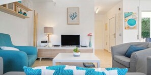 TV connectée, lecteur de DVD, livres, chaîne hi-fi