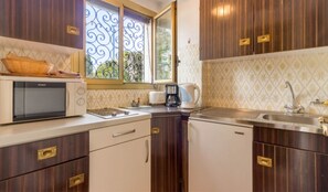Réfrigérateur, micro-ondes, plaque de cuisson, cafetière/bouilloire