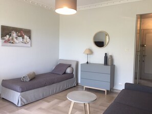 Tabla de planchar con plancha, wifi, ropa de cama