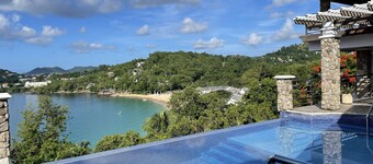 Apartment with a million dollar view and a wrap-around balcony with beach access